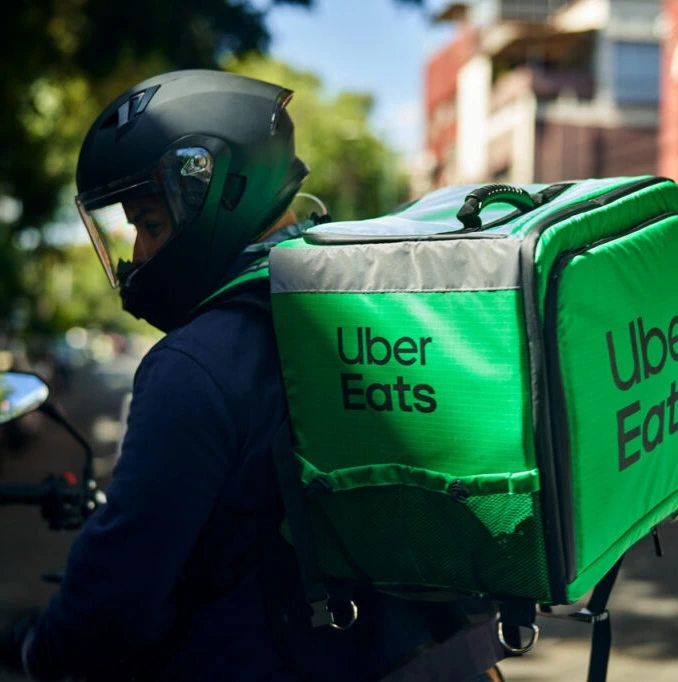 Kurier Uber Eats na motocyklu